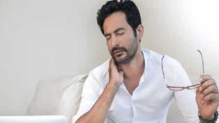 منوعات: طقطقة الرقبة.. عواقب خطيرة جدا لا يمكن تخيلها