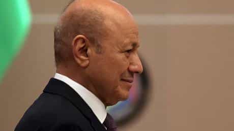 الرياض: العليمي معتكف في السعودية وسط غموض يحيط بمستقبل مجلس القيادة الرئاسي