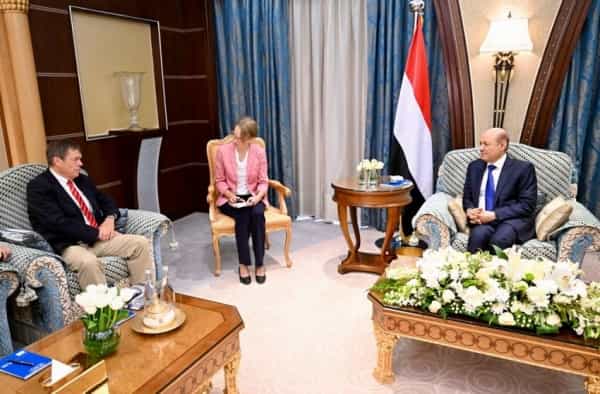 الرياض: الرئيس العليمي يحمل الحوثيين مسؤولية التداعيات الانسانية الوخيمة لقطع الطريق امام تمديد وتوسيع الهدنة