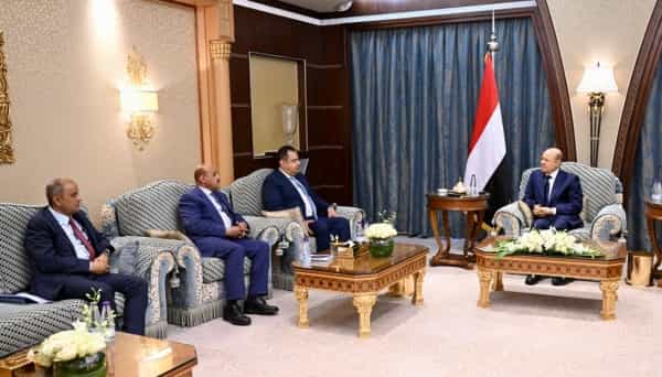 الرياض: الرئيس العليمي يجتمع برئيس الحكومة ومحافظ البنك المركزي ووزير المالية حول جهود انقاذ العملة الوطنية