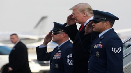 ترامب يوقع أمرا يقضي بإلغاء “أيديولوجيا التحوّل الجنسي” من الجيش