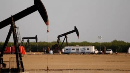 أسعار النفط قرب أدنى مستوى في أسبوعين بفعل بيانات صينية ضعيفة
