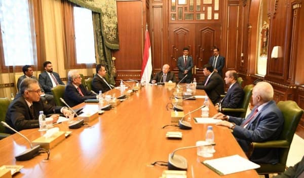 الرئيس اليمني يوجه بالمضي في اجراءات نقل مراكز البنوك وتفعيل لجنة المدفوعات