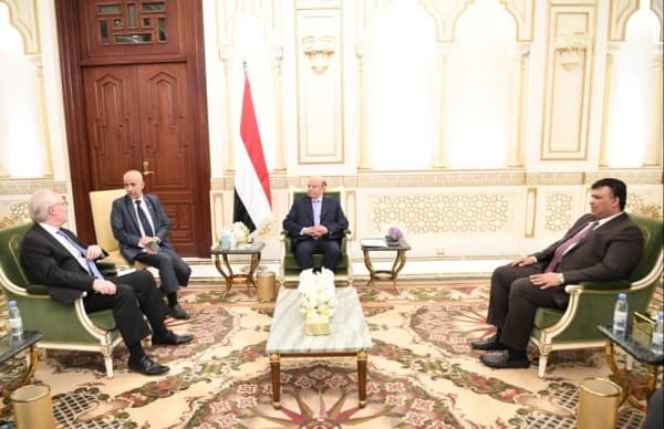 الرئيس اليمني يبلغ الوسيط الاميركي تمسك حكومته بسلام وفق المرجعيات