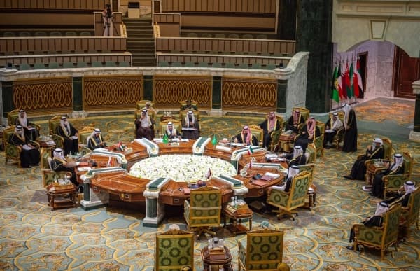 القمة الخليجية تؤكد "الحق المشروع" للتعامل مع التهديد الحوثي