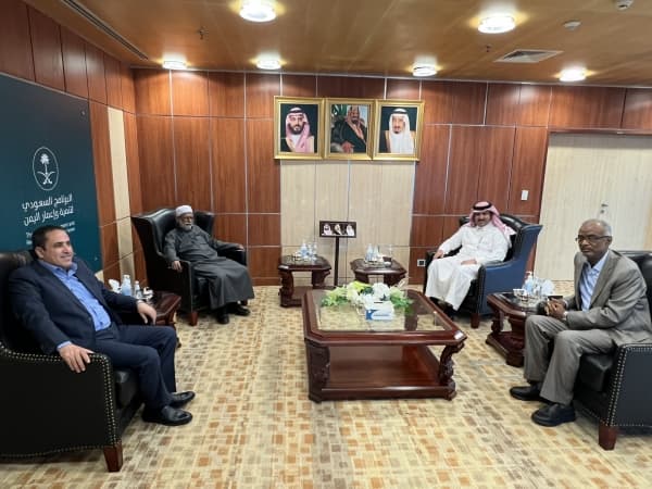 السفير السعودي يجري مشاورات مع قيادات في حزب الاصلاح لدعم الجهود الحكومية في اليمن