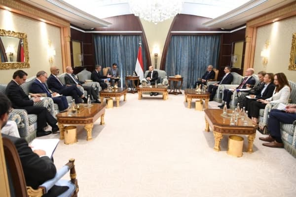 الرئيس العليمي يجتمع بسفراء الاتحاد الاوروبي للبحث في فرص احلال السلام