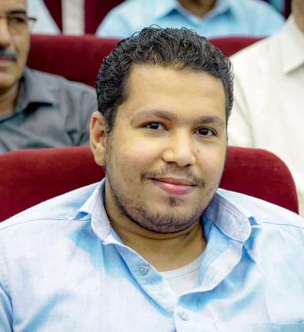 الرئيس العليمي يوجه بالتحقيق في واقعة استجواب الصحفي احمد ماهر المعتقل في عدن