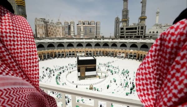 السعودية تحتجز أمريكي من أصول يمنية دخل في سجال حاد مع عناصر الأمن أثناء أدائه العمرة بمكة