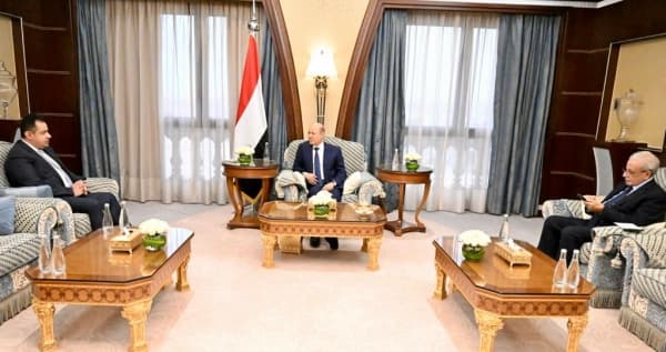 الرئيس العليمي يجتمع برئيس حكومته للتشاور حول عدد من الملفات الشائكة