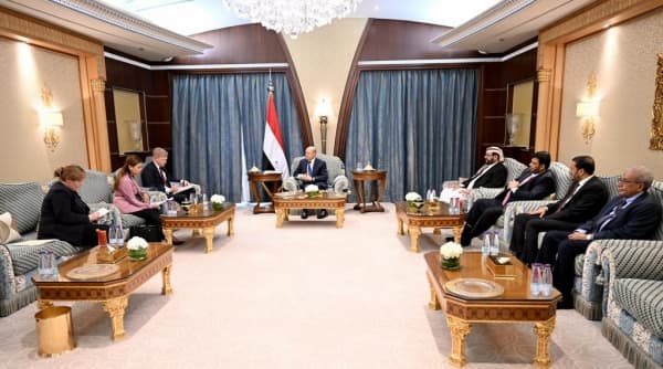 الرئيس العليمي يلتقي المبعوثين الاممي والامريكي للبحث في جهود احياء عملية السلام