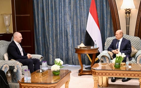 الرئيس العليمي يدعو لمضاعفة الضغوط على الحوثيين من اجل التعاطي الجاد مع جهود السلام