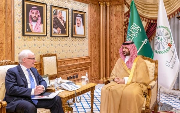 الامير خالد بن سلمان يعقد مباحثات مع الوسيط الامريكي حول جهود الحل السياسي في اليمن