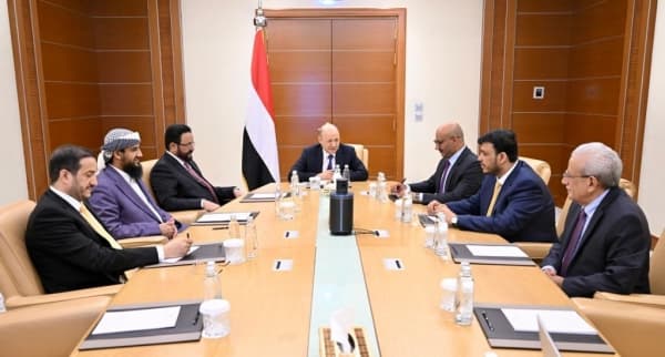 المجلس الرئاسي يوجه الحكومة بالزام محافظ عدن بتوريد العوائد المركزية الى البنك المركزي