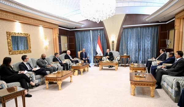 الرئيس العليمي يلتقي الوسيط الامريكي لبحث جهود احياء عملية السلام