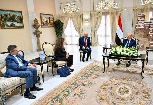 الرئيس اليمني رشاد العليمي يبحث مع المسؤولين الأمريكيين الدعم الدولي المطلوب للاقتصاد وفرص استئناف العملية السياسية