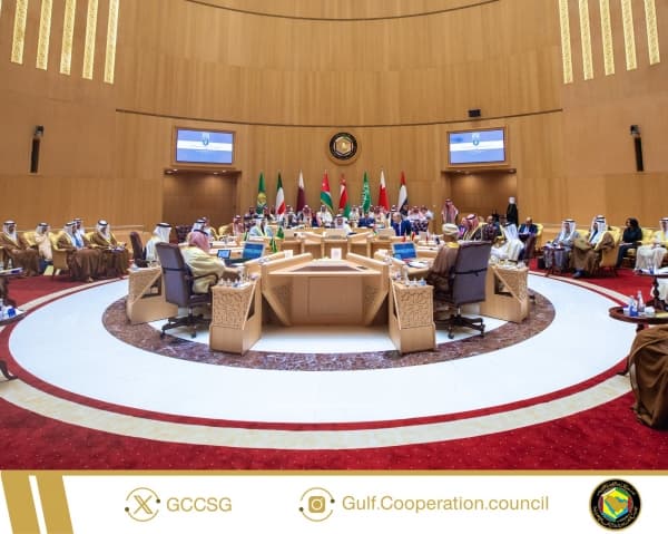 المجلس الوزاري الخليجي يدعو إلى خفض التصعيد ومنع تهريب الأسلحة الإيرانية للحوثيين