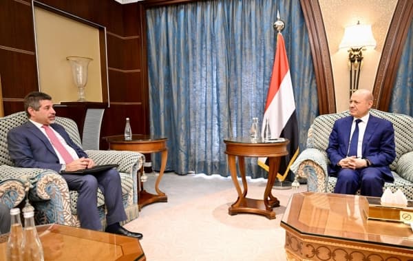 الرئيس اليمني رشاد العليمي يقول ان دعم الحكومة هو السبيل لوقف مغامرات الحوثيين