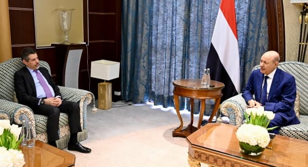 الرئيس العليمي يدعو المجتمع الدولي للاضطلاع بدوره في مكافحة تهريب الاسلحة الايرانية