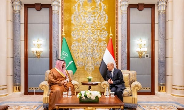 الرئيس رشاد العليمي  يعقد مباحثات مع وزير الدفاع السعودي