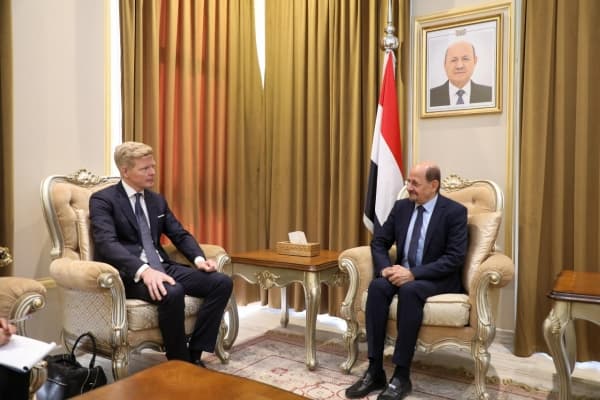 الحكومة اليمنية تدعو للضغط على جماعة الحوثيين للتعاطي مع مساعي السلام