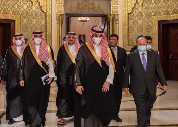 الرئيس هادي ونائب وزير الدفاع السعودي يبحثان فرص السلام في اليمن