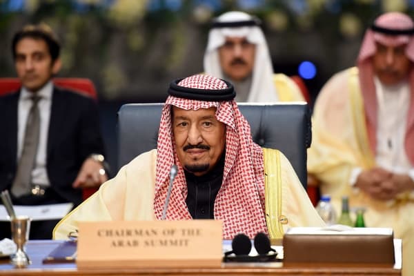 العاهل السعودي يحث إيران على تغيير "سلوكها السلبي"