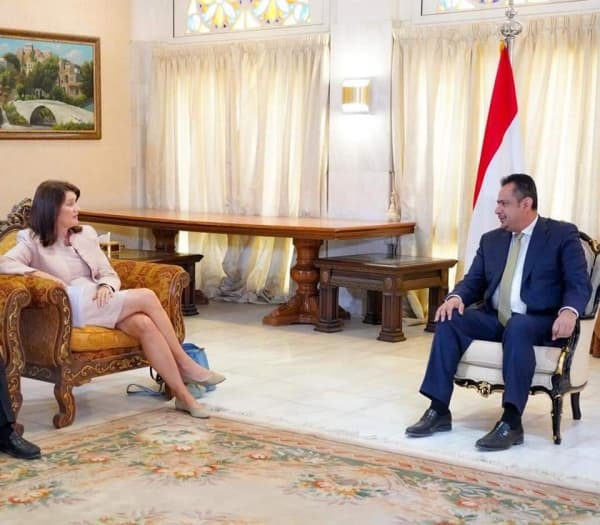 الحكومة اليمنية تؤكد تمسكها بمرجعيات الحل الشامل في البلاد