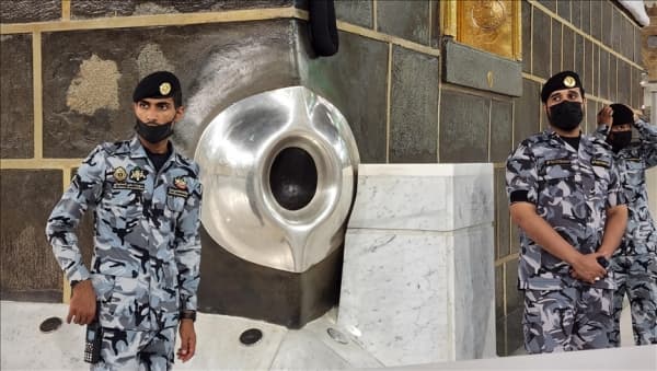 السعودية تعلن توقيف مواطن سهل وصول صحفي غير مسلم إلى مكة