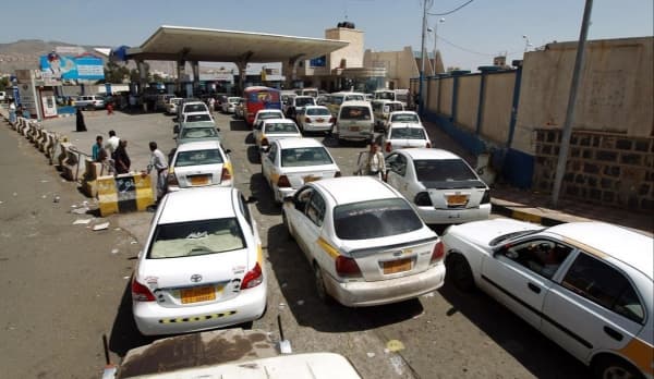 الحوثيون يعلنون عن دخول 8 سفن وقود الى موانئ الحديدة خلال 24 ساعة