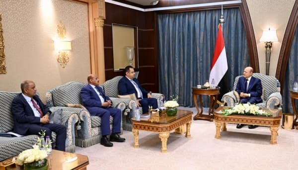 الرئيس العليمي يجتمع برئيس الحكومة ومحافظ البنك المركزي ووزير المالية حول جهود انقاذ العملة الوطنية