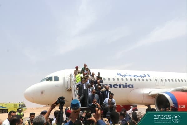 الرئيس العليمي يثنى على تدشين مطار الغيضة كرابع منفذ جوي في مناطق نفوذ الحكومة