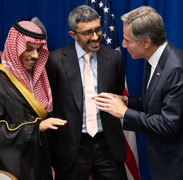 اجتماع امريكي سعودي إماراتي مشترك لمناقشة جهود التوصل إلى خارطة طريق لإنهاء الصراع في اليمن