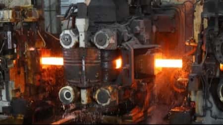 تحقيق: صناعة الحديد في اليمن.. الفساد والتحايل يعطلها ويهدد مستقبلها